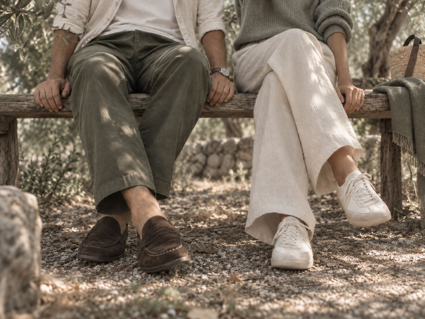 Dos personas adultas sentadas en un banco